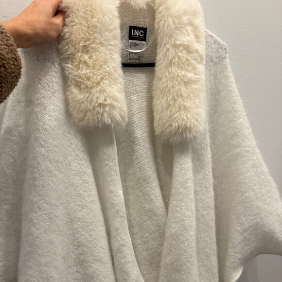 White CAPE with Fake FUR - Picture 1 of 3